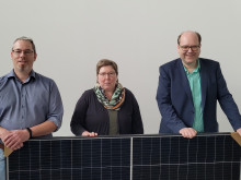 Auch kleine Terrassen-Photovoltaikanlagen wirken sich positiv aus, davon sind Jan Pfalzer, Sabine Freitag und Christian Meyer (von links nach rechts) überzeugt.