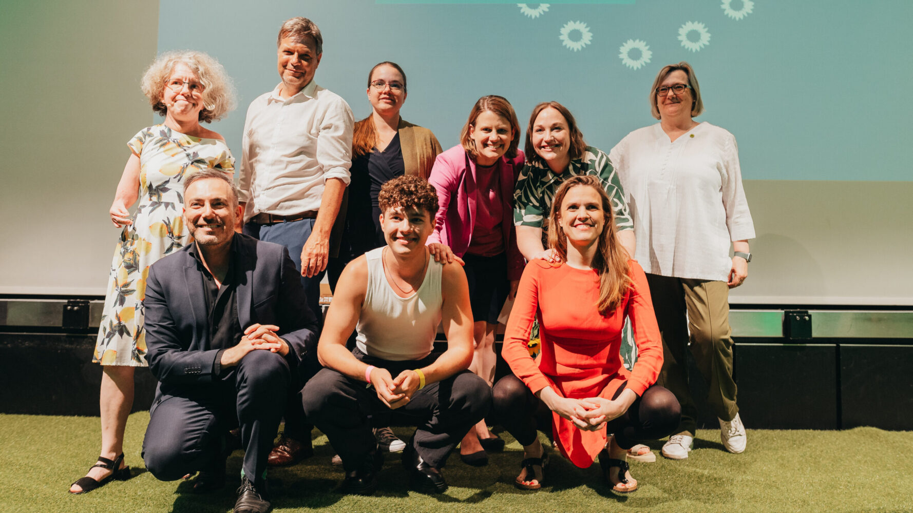 Gruppefoto mit Katrin Langensiepen, Sergey Lagodinsky, Robert Habeck, Claudia Görtzen, Leon , Julia Willie Hamburg, Victoria Schwertmann, Terry Reintke und Silke Musfeldt