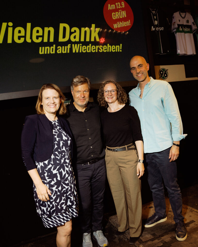 Robert Habeck unterstützt Sinja Münzberg und Belit Onay im Kommunalwahlkampf